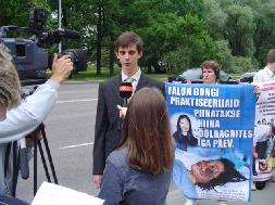 法轮功学员在爱沙尼亚中使馆前抗议迫害，当地媒体采访报导