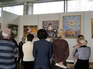 二零零六年四月二十八日，俄罗斯首次真善忍国际美展在圣彼得堡揭幕