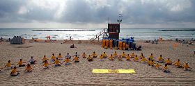 以色列法轮功学员在海边集体炼功