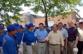 天国乐团成员与参加菲斯塔节的政府官员合影。从右至左：Oshawa市长约翰•格里（John