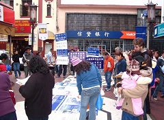 二零零七年七月一日，秘鲁法轮功学员来到华人社区的旅游景点甲邦街，以图片和标语向广大民众揭露中共对法轮功和广大中国民众的迫害。