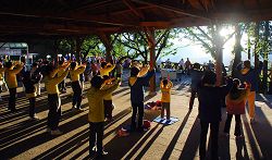 图：法轮功学员和小弟子在日出的阿里山峰顶的祝山，迎着第一道晨曦炼功弘法。