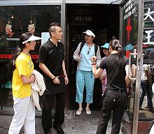 二零零八年六月一日，穿着印有中英文“法轮大法好”和“真善忍”的T恤衫的孙女士（左一）和黄女士（左三）及女儿被法拉盛“十里香菜馆”告知“不服务法轮功”并逐出门外