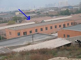 甘肃省兰州市龚家湾洗脑班非法关押法轮功学员（箭头指的二层楼）