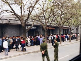 1999年4月25日逾万名法轮功学员在北京和平上方，图为站在北京府右街西侧便道上的上访的法轮功学员。