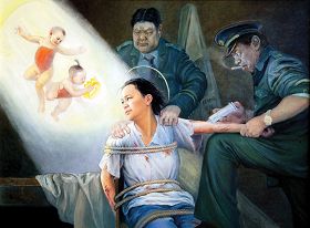 酷刑演示：在中共的劳教所里，警察给法轮功学员注射破坏中枢神经的毒针