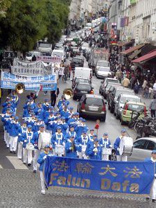 游行队伍从华人居住区出发走向巴黎市政府