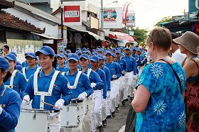 '亚太天国乐团参加印尼巴厘岛游行，备受欢迎'