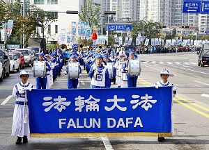 二零一零年十月七日举行“苏来浦区第十届庆典活动”的开幕式和游行活动，其中引领各团体游行的韩国天国乐团引人注目。