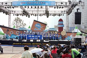 为期四天的“苏来浦区第十届庆典活动”的开幕式和游行中，法轮功学员组成的韩国天国乐团成为人们关注的焦点。