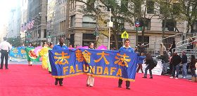 '法轮功学员参加纽约市第九十一届老兵节游行'
