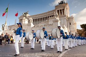 '欧洲天国乐团经过维克多伊曼纽尔二世纪念碑（Monumento a Vittorio Emanuele II ）。'