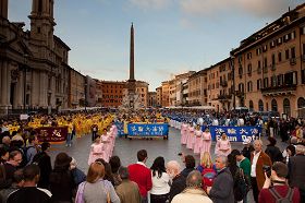 '法轮功游行队伍到达四河喷泉广场（Piazza Navona），引起民众关注。'