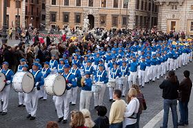 '天国乐团行进在罗马市中心。'