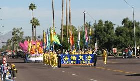 法轮功学员参加美国亚利桑那州吉尔伯特市游行