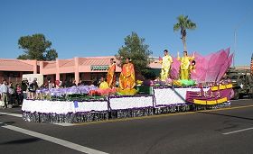 法轮功学员参加美国亚利桑那州吉尔伯特市游行
