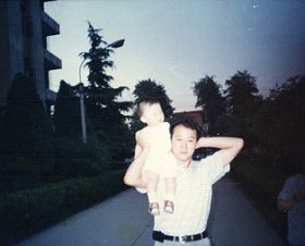 一周岁的小欣欣和爸爸刘永旺