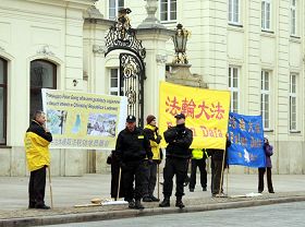 '部份法轮功学员在华沙总统府前抗议中共迫害'