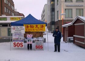 '法轮功学员在芬兰北部的罗瓦涅米市中心广场呼吁人们关注中国的人权迫害'