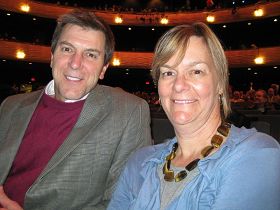'达拉斯资深艺术家Martha Burkert和先生Craig Burkert（达拉斯一家公司的财务长）一同观看演出'