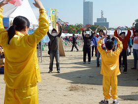 '「2010广岛大学生节」上和市民一起炼功'