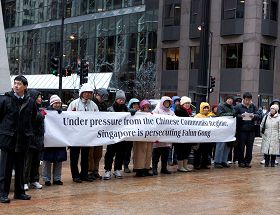 芝加哥法轮功学员抗议新加坡政府利用法律迫害法轮功学员
