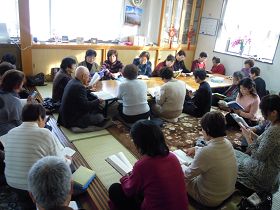 法轮功学员们在一起学习日语版《转法轮》