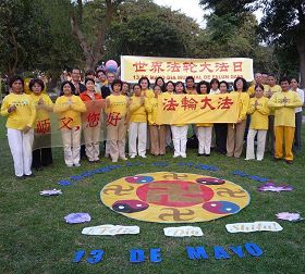 二零一零年五月十三日是法轮功洪传十八周年的纪念日，第十一届世界法轮大法日，也是创始人李洪志先生五十九岁华诞，秘鲁法轮功学员恭祝师尊生日快乐。
