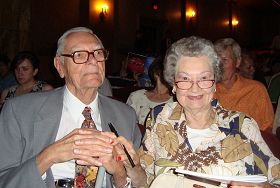 ྘岁的获得二战步兵徽章的荣誉老兵李奥纳德-明驰（Leonard Minch ）和88岁的太太科琳-明驰（Corinne Minch）'