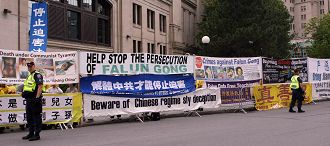 2010-6-24-falun-gong-ottawa-protest2-01--ss.jpg