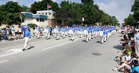 '法轮功天国乐团应邀参加了六月五日的大游行。'