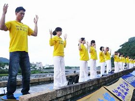 台东法轮功学员在知本温泉河堤上集体炼功