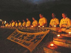 台东法轮功学员“七二零”前夕在知本举行烛光悼念会。