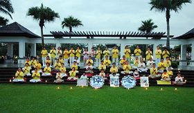 马来西亚南部柔佛新山市的法轮功学员冒着细雨举行烛光悼念会