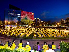 来自台湾北区各行各业的上千名法轮功学员，以烛光和音乐悼念在中国大陆受迫害致死的法轮功同修，场面庄严祥和。