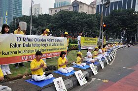 印尼雅加达法轮功学员抗议中共十一年的残酷迫害