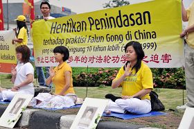 印尼雅加达法轮功学员抗议中共十一年的残酷迫害