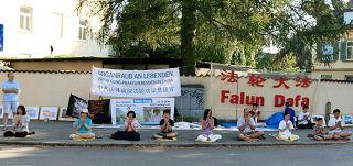 德国慕尼黑学员在中领馆前呼吁制止中共迫害法轮功