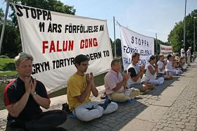 瑞典法轮功学员在哥德堡中领馆前抗议迫害