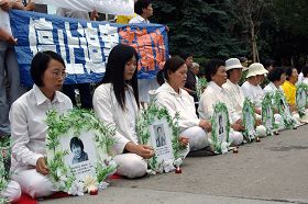 多伦多中领馆前，法轮功学员烛光悼念中国大陆同修