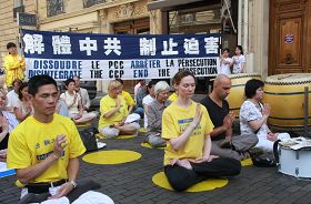 法轮功学员在中共驻法使馆前集会，抗议十一年的迫害