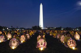 美国首府华盛顿纪念碑前大型烛光夜悼