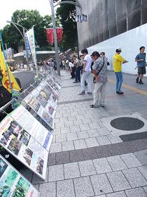 东京繁华区街头，人们观看法轮功真相展板