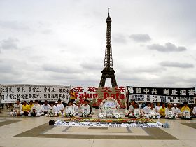 二零一零年七月二十五日，法国法轮功学员在巴黎的人权广场抗议中共迫害