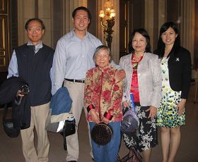 台湾工研院北美公司业务合作总监陈宇平（左一）与家人