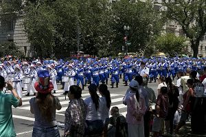 法轮功学员参加美国首都华盛顿独立日庆祝游行，气势磅礴受到民众欢迎