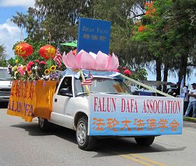 塞班岛国庆游行，法轮功队伍阵容庞大，备受瞩目