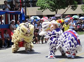 塞班岛国庆游行，法轮功队伍阵容庞大，备受瞩目