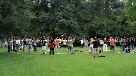 奥利瓦公园里，波兰民众兴致勃勃的学炼法轮功
