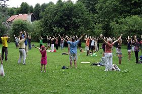 奥利瓦公园里，波兰民众兴致勃勃的学炼法轮功